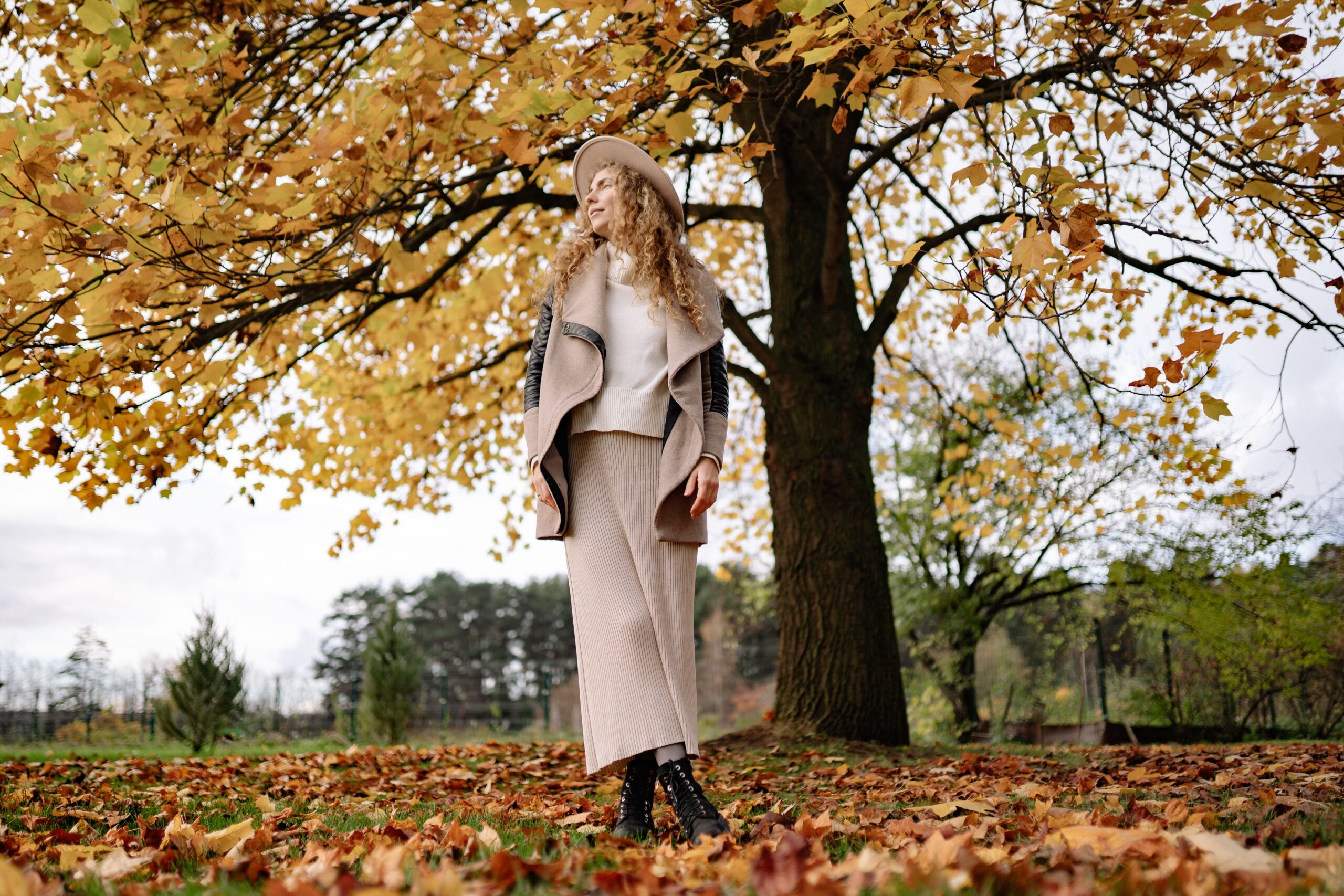Tendencias moda otoño-invierno 2026: aprende a leer el color, los tejidos y las siluetas, y los oficios del diseño que hay detrás