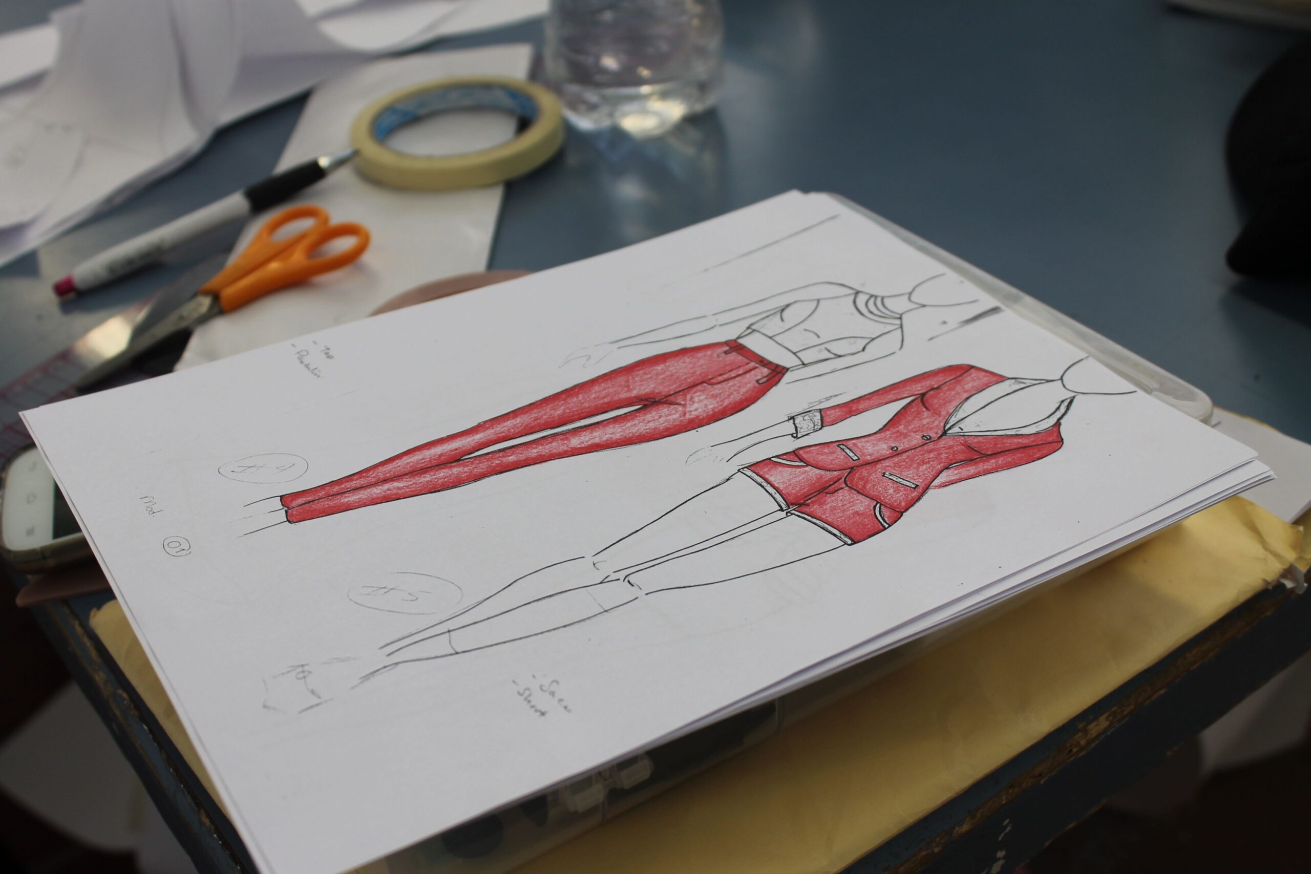 Cómo financiar estudios de moda? Becas, ayudas públicas y financiación para formarte en diseño y elegir la opción que encaja contigo